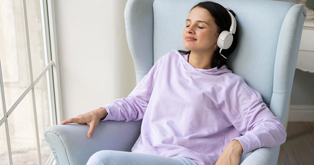 إمرأة تستمتع الى الموسيقى