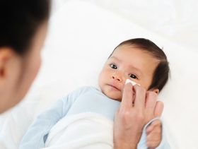 تنظيف وجه الرضيع