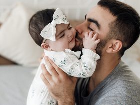 متى ينطق الطفل بابا