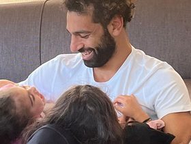 فيديو تحدّي الضحك لمحمد صلاح وابنتيه