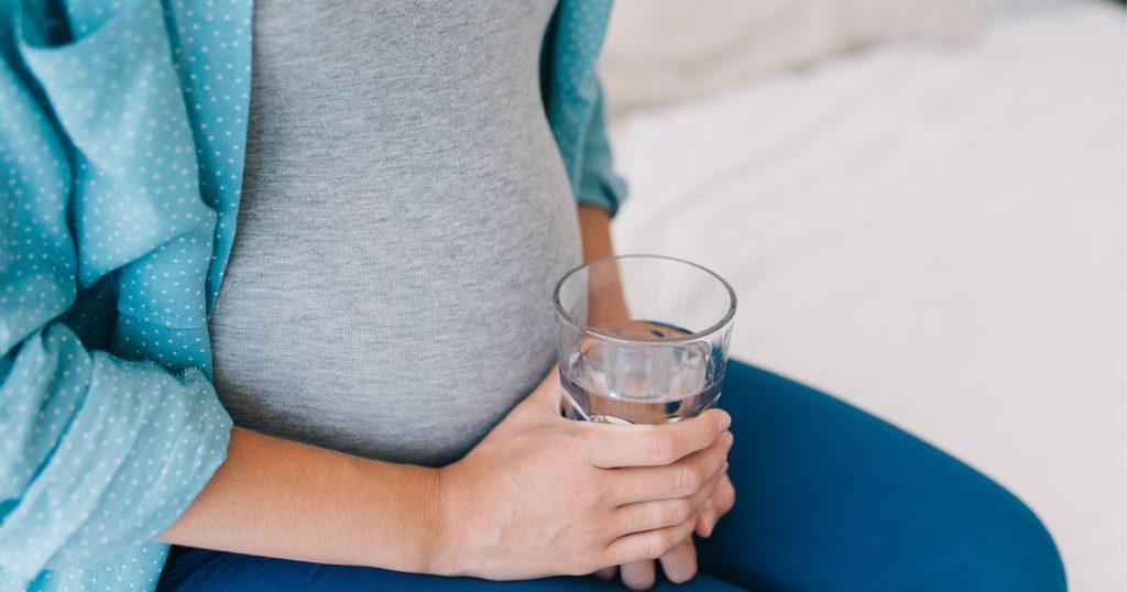 حقيقة شرب الماء البارد للحامل ونوع الجنين