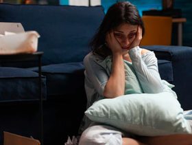 اضرار نوم الزوج بعيد عن زوجته