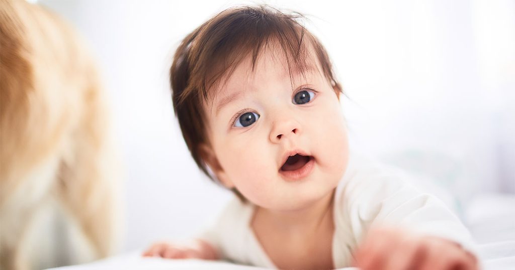 العلامات التي تدلّ على فرح أو حزن الطفل