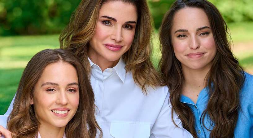 الملكة رانيا تعايد ابنتيها بعيد ميلادهما