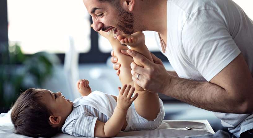 متى ينطق الطفل بابا