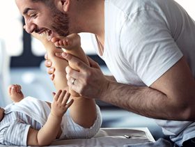 متى ينطق الطفل بابا