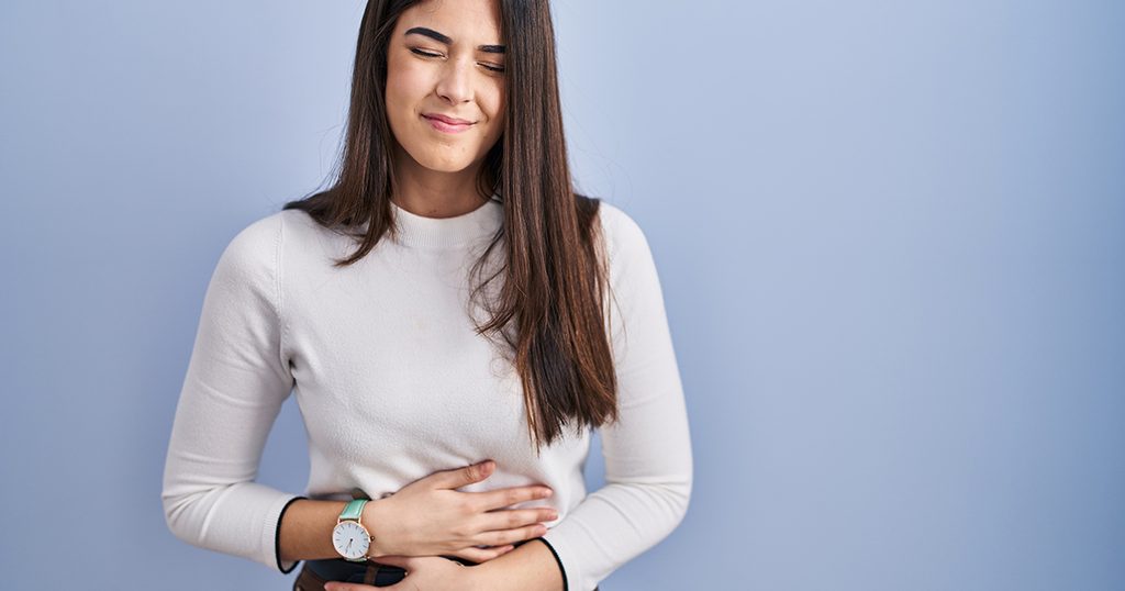 مصدر الصورة: <a href="https://www.freepik.com/free-photo/young-brunette-woman-standing-blue-background-with-hand-stomach-because-indigestion-painful-illness-feeling-unwell-ache-concept_43217133.htm#query=woman%20stomach%20pain&position=47&from_view=search&track=ais">Image by krakenimages.com</a> on Freepik