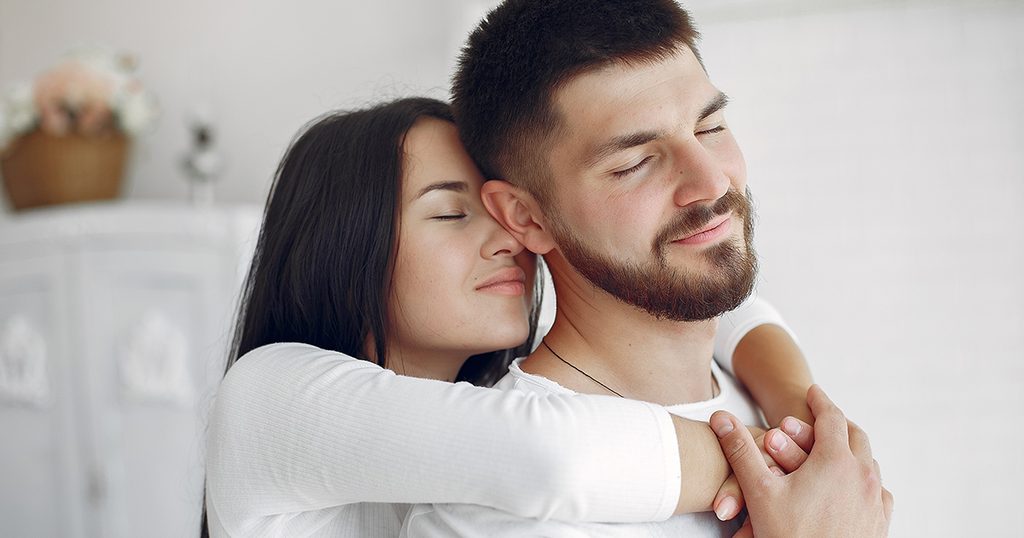 زوجة تغمر زوجها