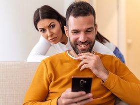 علامات حب الرجل المتزوج لغير زوجته