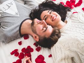 علامات تدل على حب الزوج لزوجته في الفراش