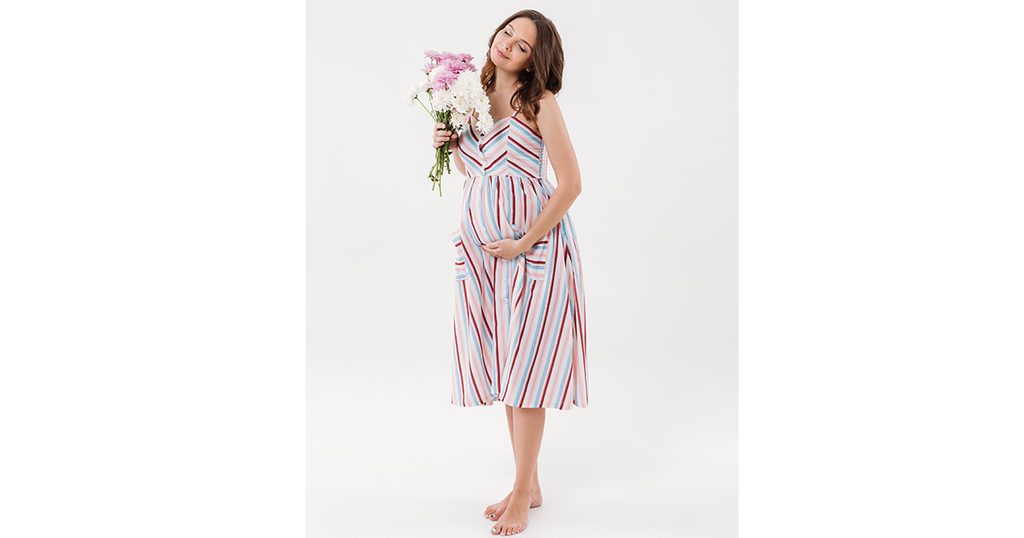 مصدر الصورة: <a href="https://www.freepik.com/free-photo/cheerful-pregnant-woman-holding-flowers-with-eyes-closed_7378598.htm#query=pregnant%20woman&position=25&from_view=keyword&track=ais">Image by drobotdean</a> on Freepik