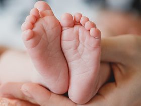 في الهند ولادة طفلة بـ 14 إصبعًا و12 قدمًا
