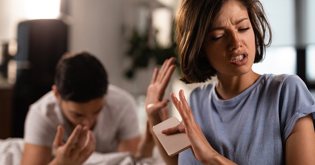 إمرأة ترفض الحديث مع زوجها