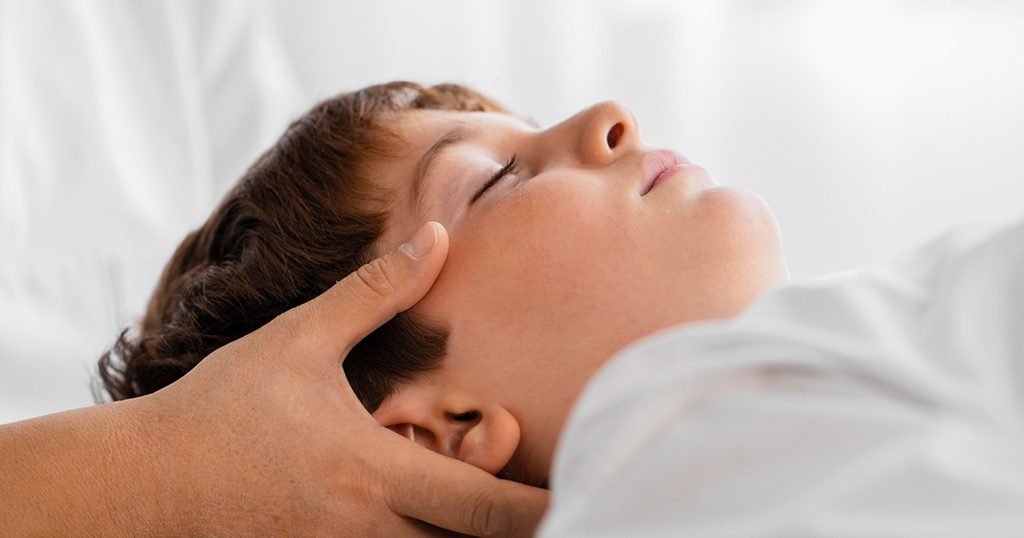 مصدر الصورة: Image by <a href="https://www.freepik.com/free-photo/female-osteopathist-treating-child-by-massaging-his-head_11403685.htm#query=Seizures%20in%20children&position=26&from_view=search&track=ais">Freepik</a>