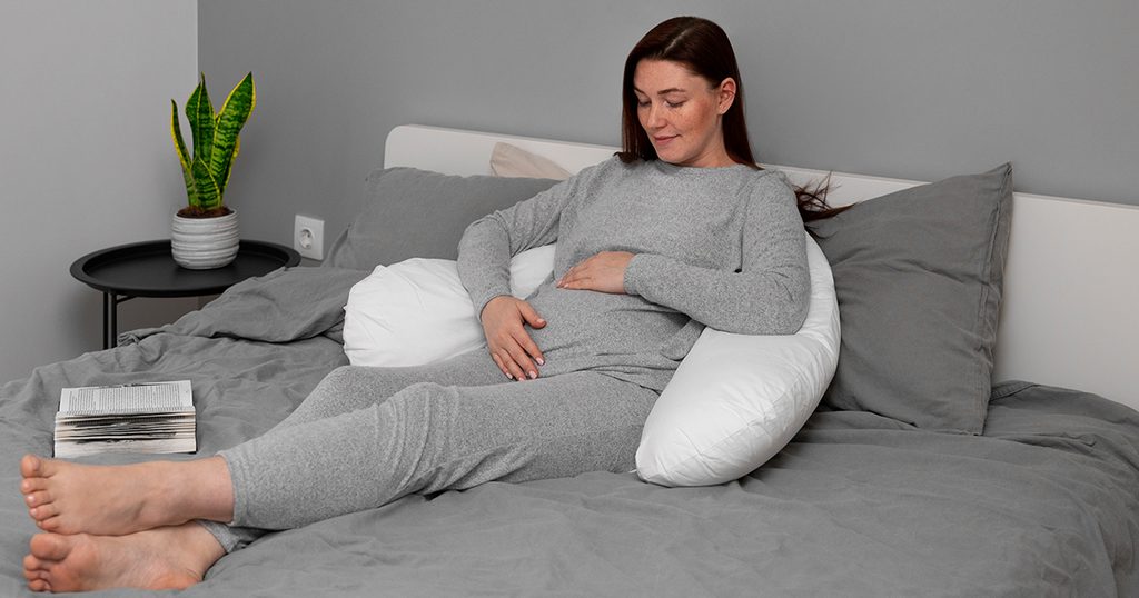 حامل تتحدّث إلى جنينها!