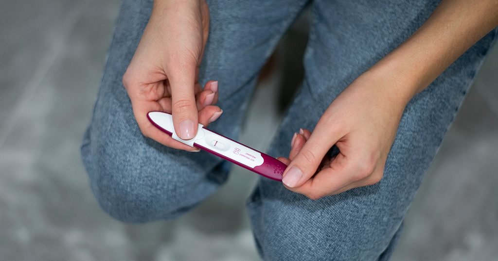 امرأة تحمل اختبار حمل منزلي