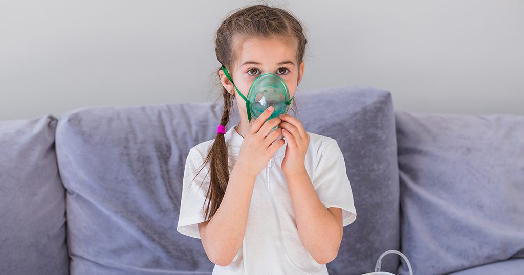 فتاة صغيرة تضع الأكسيجين