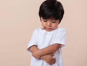 متى يكون ألم البطن خطير عند الأطفال