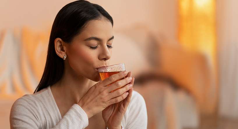 إمرأة تشرب اليانسون قبل النوم