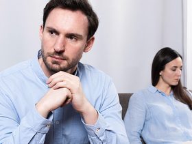 علامات الغيرة الصامتة لدى الرجل
