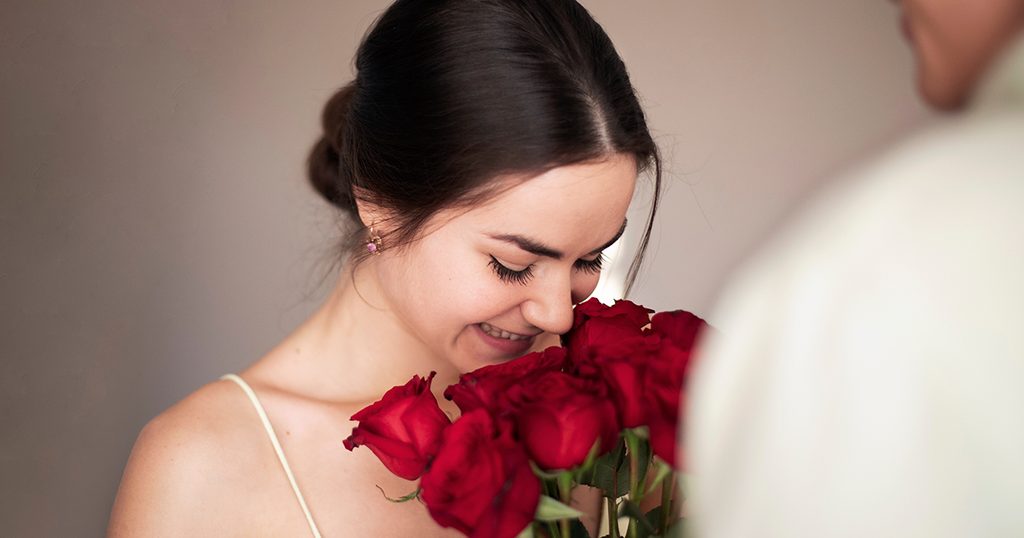 مصدر الصورة: Image by <a href="https://www.freepik.com/free-photo/romantic-couple-celebrating-valentines-day-with-bouquet-red-roses_21157049.htm#query=romantic%20woman&position=29&from_view=search&track=ais">Freepik</a>