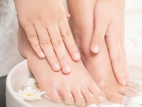 فوائد وضع القدمين في الماء الساخن والملح والخل