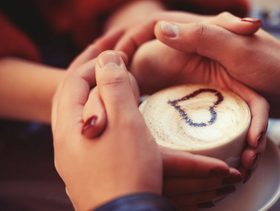 ماهي أقوى علامات الحب عند الرجل