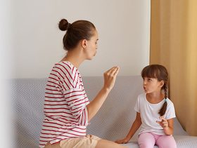 متى يبدأ الطفل بالكلام بوضوح