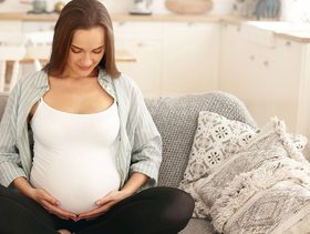 افرازات بنية للحامل في الشهر الثالث