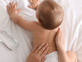 مساج لإخراج البلغم للرضع