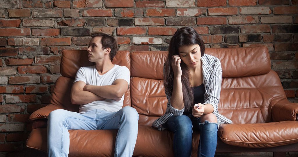 كيفية التعامل مع المرأة التي ترفض الرجوع إلى بيت زوجها