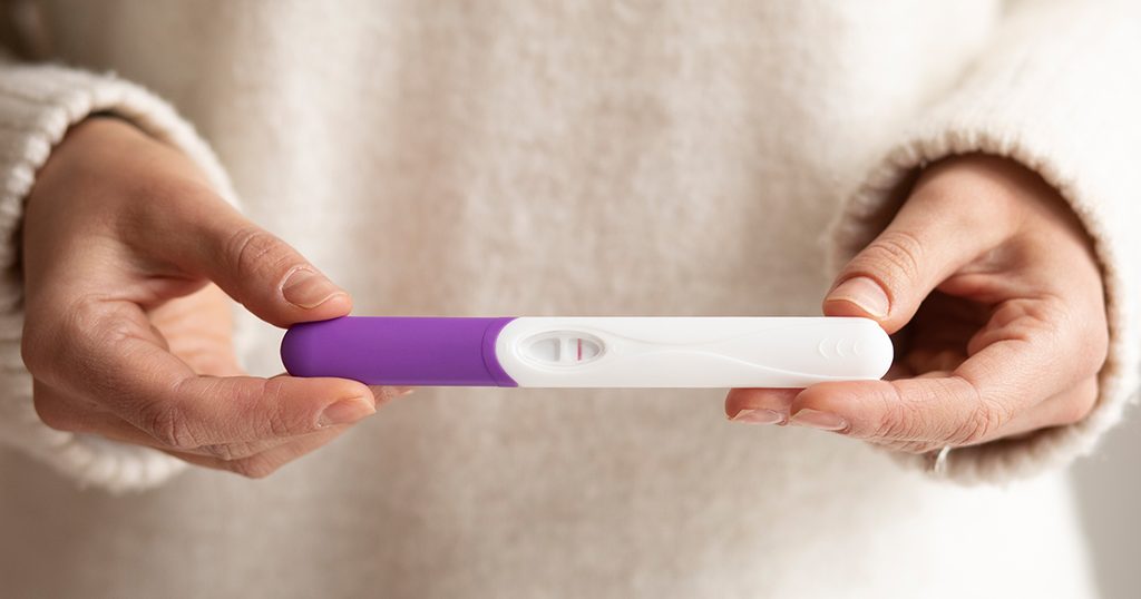 امرأة تحمل اختبار الحمل المنزلي