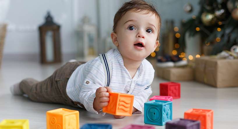 علامات ذكاء الطفل في الشهر الثامن