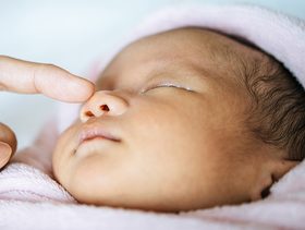 علاج زكام الرضيع بحليب الأم