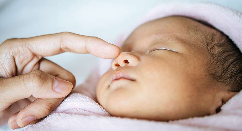 علاج زكام الرضيع بحليب الأم