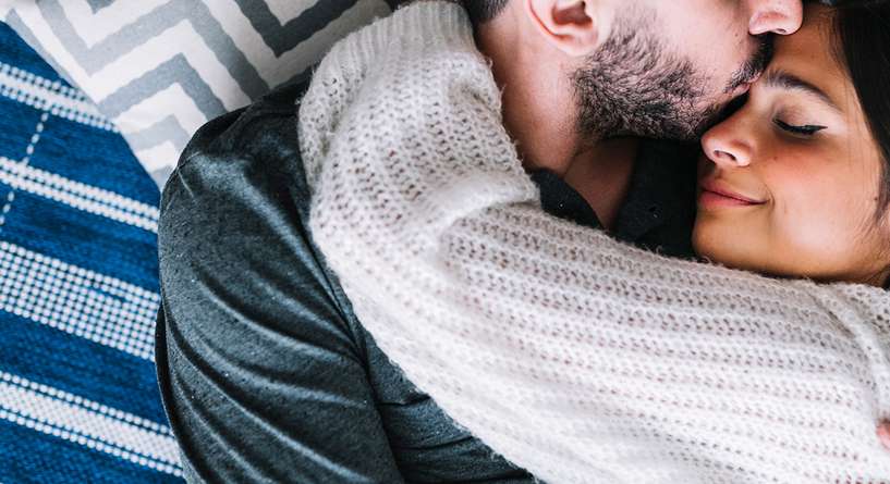 كيفية الاستماع بوضعية المرأة في القمة خلال الجماع
