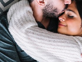 كيفية الاستماع بوضعية المرأة في القمة خلال الجماع