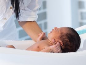 هل يجوز استحمام الطفل في الليل