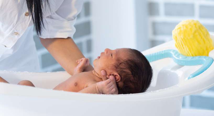 هل يجوز استحمام الطفل في الليل