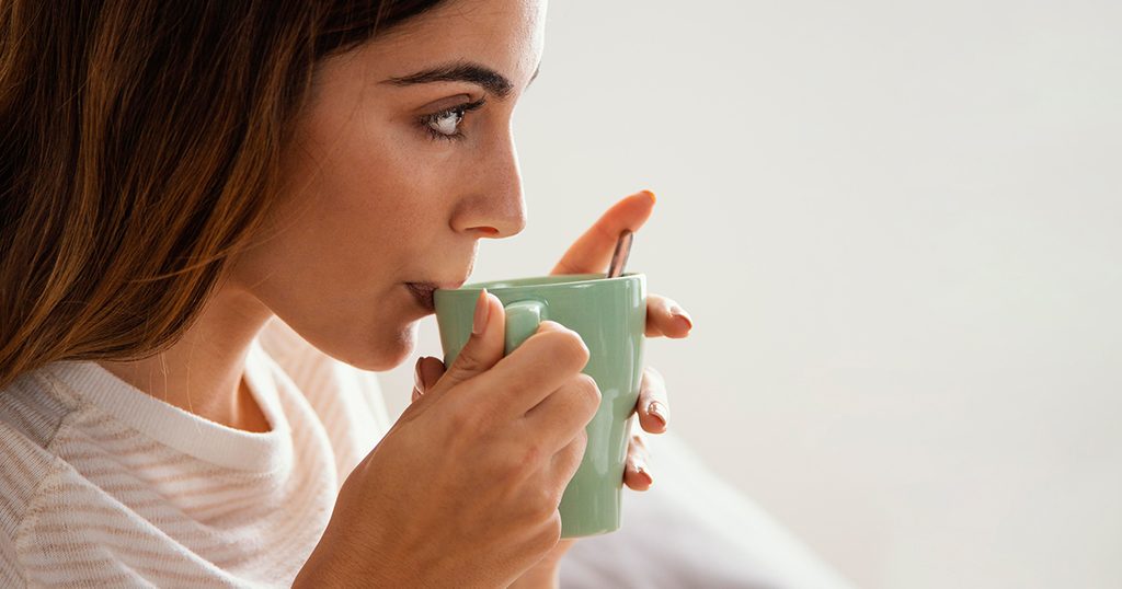 إمرأة تشرب شاي الكزبرة