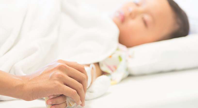 علاج ارتفاع درجة حرارة الطفل وهو نائم