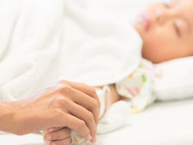 علاج ارتفاع درجة حرارة الطفل وهو نائم
