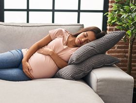 هل كثرة نوم الحامل يضر الجنين