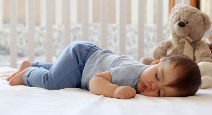كيف اعود طفلي الرضيع على النوم مبكرا