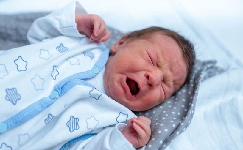 أسباب عدم نوم الرضيع في الشهر الأول