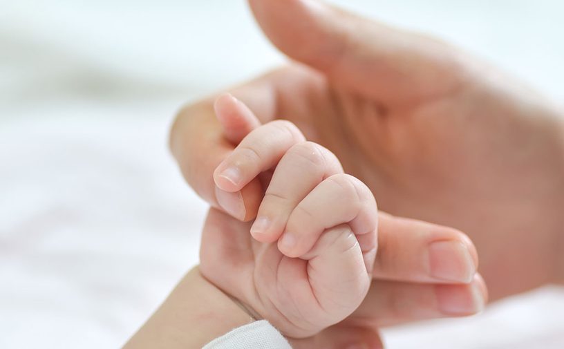 حركات يد الرضيع الغير طبيعية