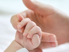 حركات يد الرضيع الغير طبيعية