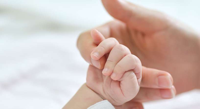 حركات يد الرضيع الغير طبيعية