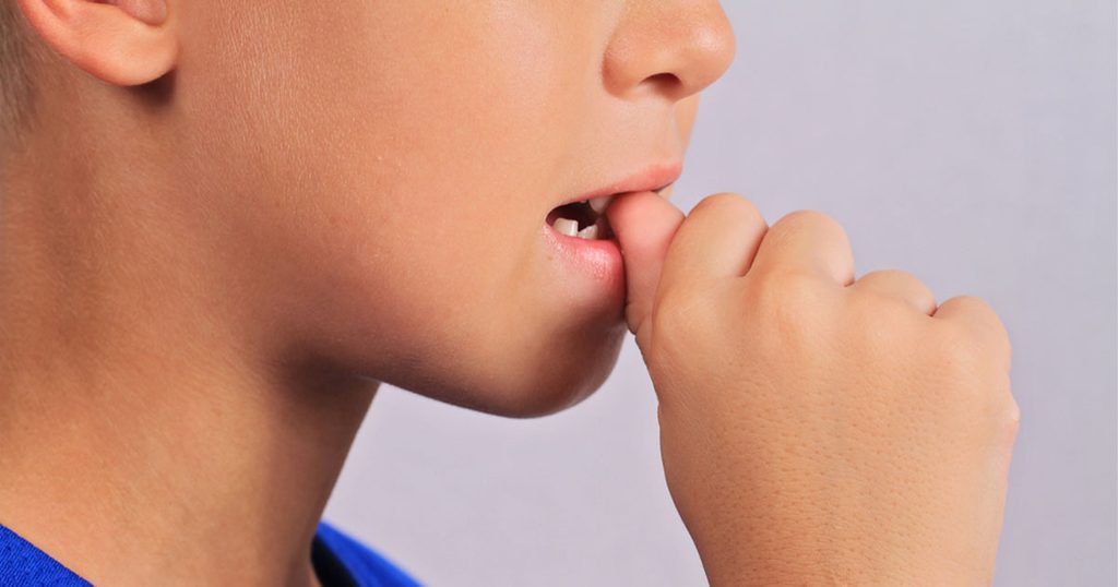 كيفيّة التعامل مع قضم الأظافر عند الأطفال