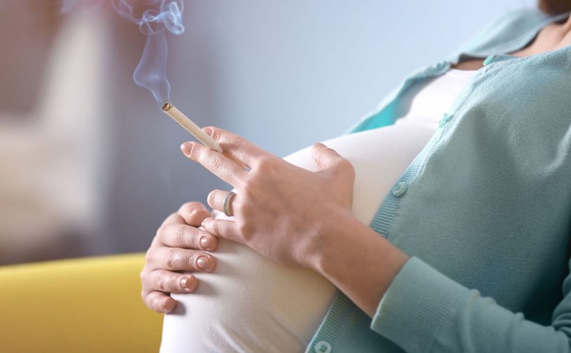 دراسة جديدة تكشف عن تأثير التدخين على حليب الأم